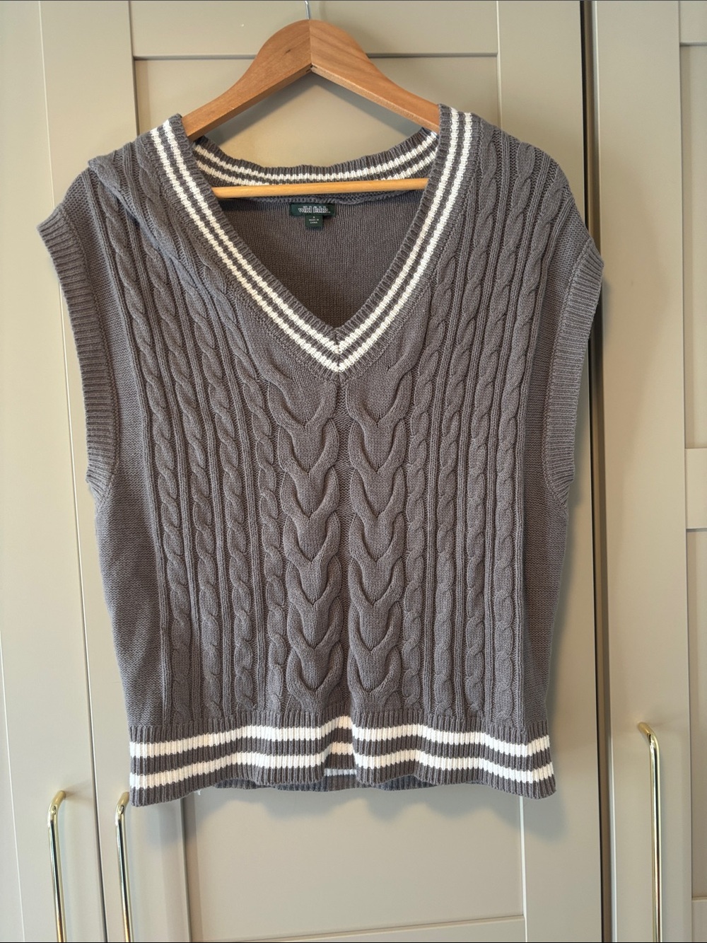 wild fable Gray Cable Knit V-Neck Sleeveless Sweater Vest with White Stripe Trim
